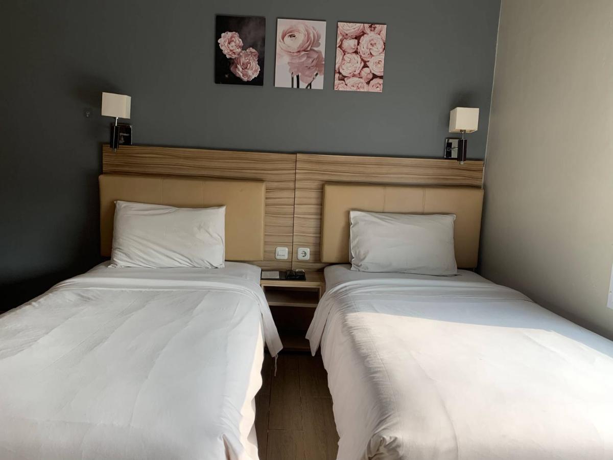 Hotel U Mangga Besar Redpartner *