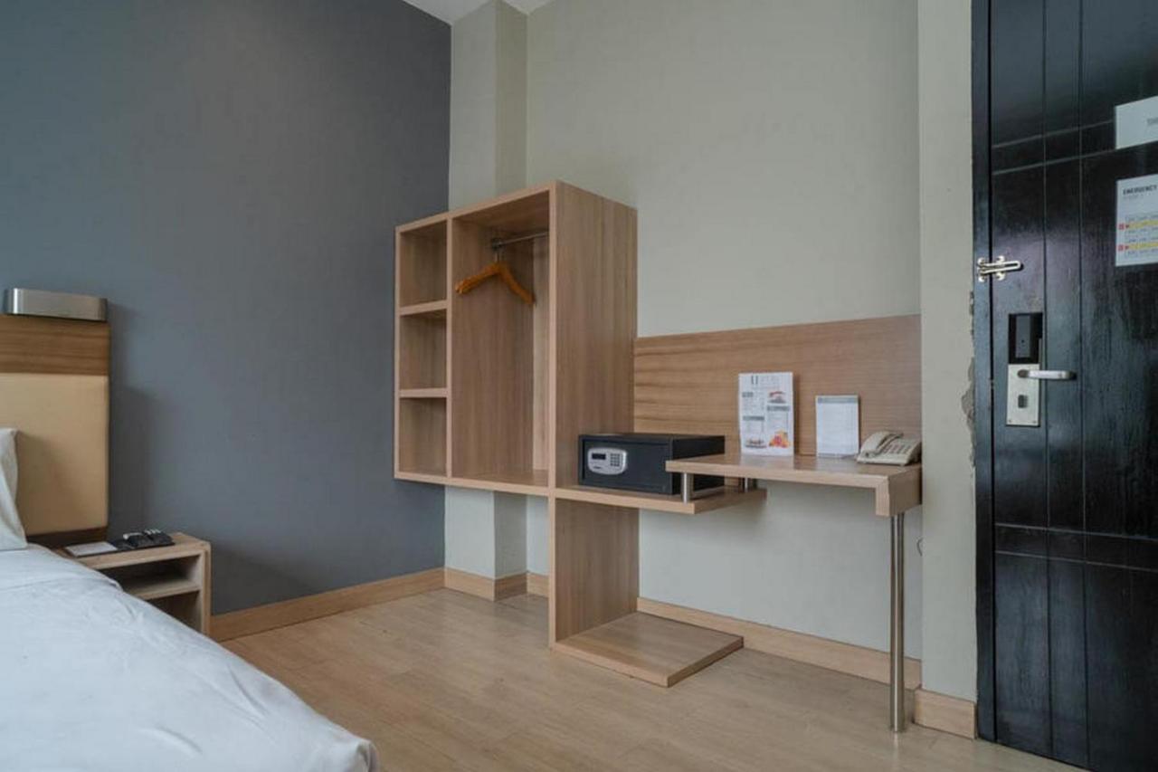 Hotel U Mangga Besar Redpartner