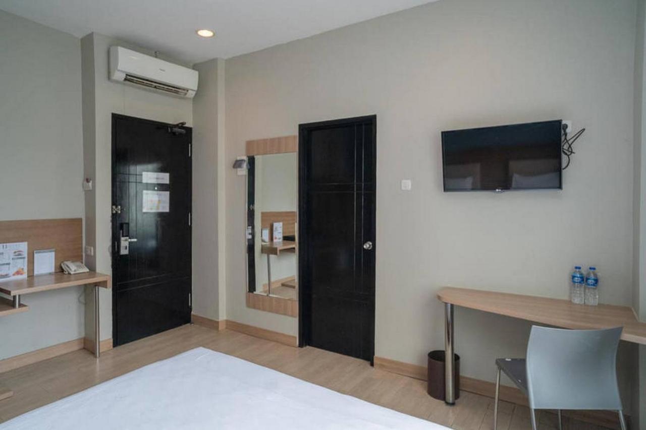 Hotel U Mangga Besar Redpartner *